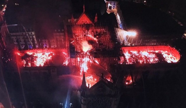 Pożar w katedrze Notre Dame w Paryżu został całkowicie ugaszony. Ogień, który pojawił się w poniedziałek przed godziną 19, objął cały dach, drewniane wnętrze oraz jedną z wież. Runęła jej iglica, sięgająca 93 metrów, jeden z symboli Paryża.