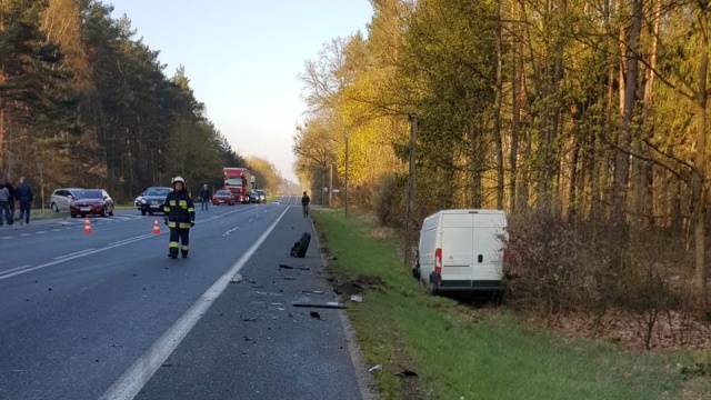 Uwaga podróżujący krajową szóstką: między Rzesznikowem a miejscowością Pniewo (powiat kołobrzeski) zderzyły się cztery samochody.