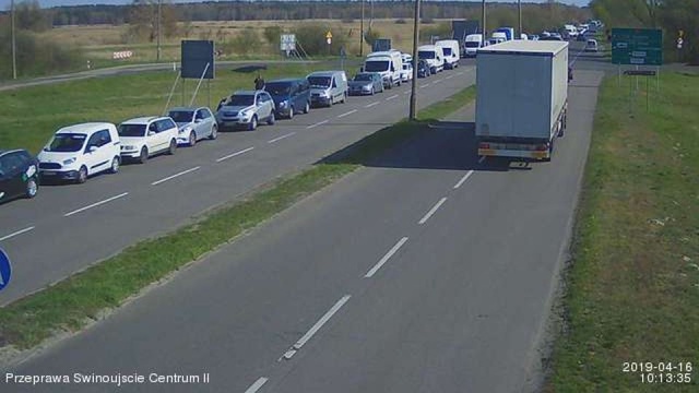 Ponad kilometrowy zator widać przed karsiborską przeprawą w kierunku Świnoujścia. Na podpływające promy kierowcy mogą czekać nawet godzinę.