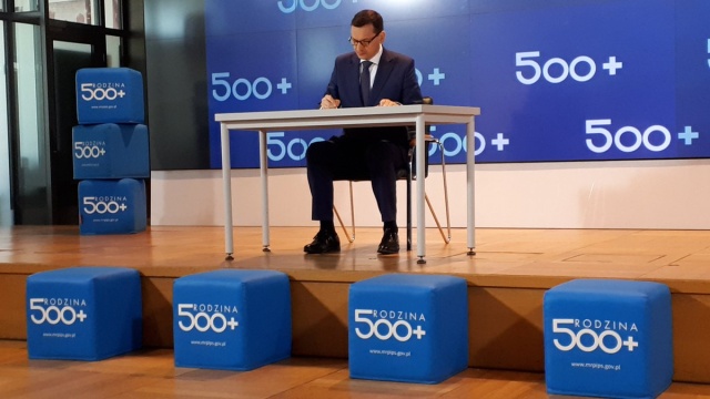 Od lipca program Rodzina 500 Plus będzie rozszerzony na każde dziecko. Rząd przyjął projekt ustawy w tej sprawie.