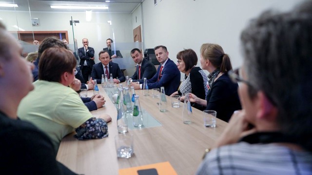 Prezydent spotkał się w Kole w Wielkopolsce z grupą nauczycieli, by wysłuchać ich postulatów. Wcześniej Andrzej Duda wygłosił przemówienie do mieszkańców miasta.