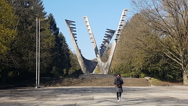 Zapowiada się remont na Cmentarzu Centralnym w Szczecinie. Przejdzie go Plac Defiladowy przy Pomniku Braterstwa Broni.