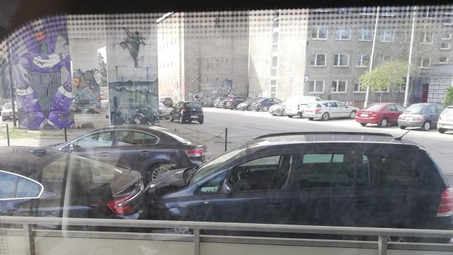 Samochody zderzyły się na ul. Energetyków (w stronę Basenu Górniczego) oraz na ul. Szymanowskiego przy skrzyżowaniu z ul. Odrowąża. Nie ma poszkodowanych ale interweniuje policja. Trzeba uważać i zwolnić.