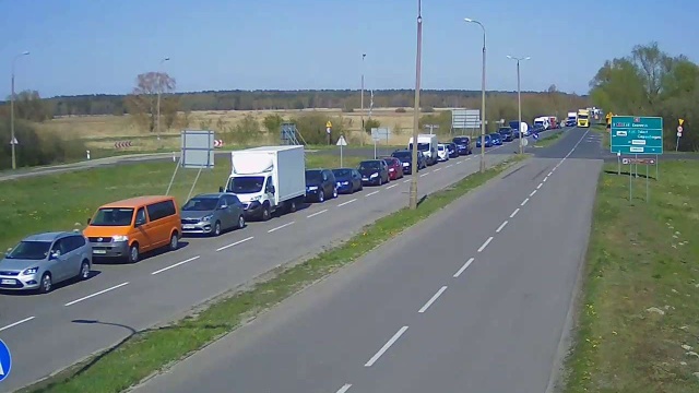 Spore korki utworzyły się z obu stron przeprawy karsiborskiej w Świnoujściu. W stronę miasta kolejka samochodów mierzy niemal dwa kilometry i na prom można czekać nawet ponad godzinę.