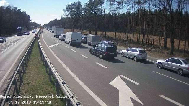 Sporo czasu można stracić przed przebudowywanym odcinkiem autostrady A6. W stronę Rzęśnicy korek mierzy około dwóch kilometrów. Kierowcy zatrzymują się już przed Węzłem Dąbie. Korek można ominąć jadąc przez Dąbie, Załom i Kliniska.