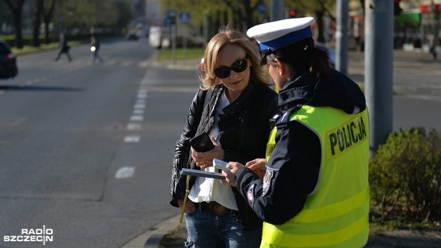 Rozdają odblaski i informują jak bezpiecznie poruszać się w ruchu drogowym: urzędnicy, policjanci i strażnicy miejscy wyszli na ulice Szczecina, żeby przestrzegać pieszych przed zagrożeniami, jakie wynikają z nieuważnego przechodzenia przez pasy.