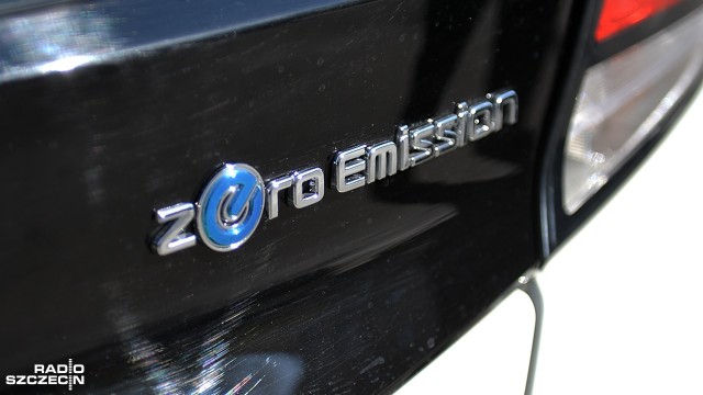 Nowe elektryczne samochody dla Szczecina: to dwa Nissany Leaf i dwa Renault Zoe. Nową limuzyną prezydenta Piotra Krzystka będzie Nissan. Na zakupy samochodów dla urzędników z budżetu miasta wydano około 300 tys. złotych. Resztę dołożył Wojewódzki Fundusz Ochrony Środowiska.