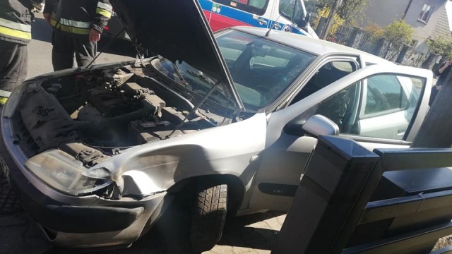 Jadący samochodem osobowym 67-latek zasłabł, a jego auto uderzyło w latarnię. Niestety, mimo reanimacji nie udało się go uratować. Mężczyzna zmarł. Jezdnia jest zablokowana. Zalecany jest objazd przez ulice Wrocławską i Okulickiego.