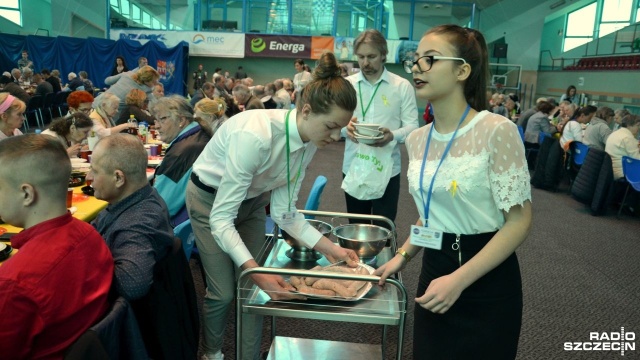 Prawie 300 osób wzięło udział w wielkanocnym śniadaniu dla osób samotnych w Kołobrzegu. Spotkanie zorganizowano w miejscowej hali Milenium. Dla przybyłych na miejsce przygotowano ponad 60 kilogramów białej kiełbasy, 600 jaj i 80 litrów żurku.