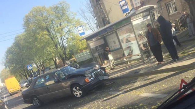 Na ulicy Łubinowej w stronę Struga zderzyły się dwa samochody osobowe. Nikomu nic się nie stało. Trwa sprzątanie połamanych plastików. Na ul. Granitowej w kierunku Podjuch doszło również do kolizji jednego z autobusów komunikacji miejskiej linii 61.