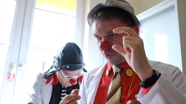 Zamiast strzykawek i narzędzi medycznych do leczenia używają niewidzialnej piłki i niebieskiej świnki. Doktor Hilary Gips i Doktor Dowidzenia leczyli w środę śmiechem dzieci w szpitalu przy Unii Lubelskiej w Szczecinie.