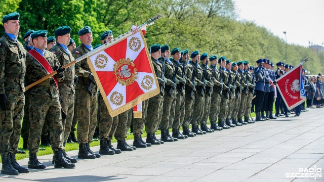 Blisko 1300 żołnierzy i funkcjonariuszy służb mundurowych bierze udział w treningach przed defiladą Silni w sojuszach, która odbędzie się w Warszawie 3 maja.