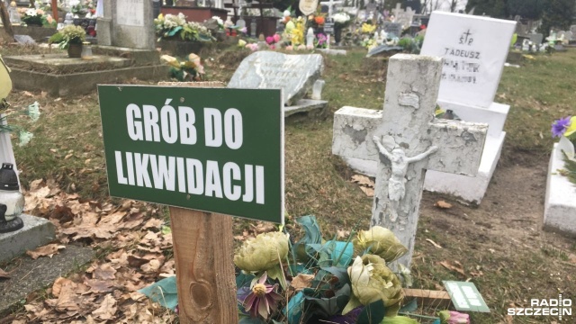 Kolejne zarzuty dla mężczyzny, który kradł z cmentarzy ludzkie szczątki. Zdaniem śledczych Dariusz R. znieważył 21 nagrobków. Oprócz tego odpowie też za uszkodzenie mienia, bo strzelał z wiatrówki do samochodów.