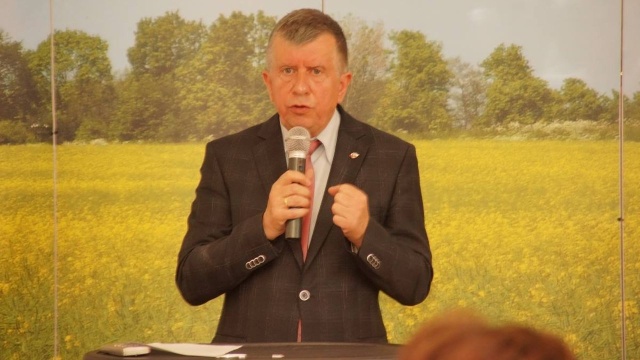 Rolnicy muszą ze sobą współpracować - mówił, na konferencji w Barzkowicach, poseł Prawa i Sprawiedliwości Michał Jach z sejmowej komisji rolnictwa.