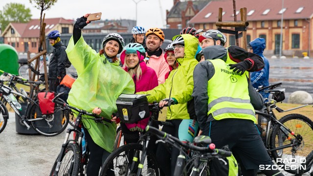 Ponad 400 rowerzystów w strugach deszczu wystartowało ze szczecińskiej Łasztowni. Rozpoczął się IX Rajd rowerowy dookoła Zalewu Szczecińskiego. To coroczna impreza.