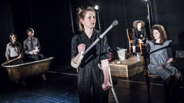 W piątek wieczorem w Malarni, scenie kameralnej Teatru Współczesnego, odbyła się premiera Wracaj Przemysława Pilarskiego. To historia człowieka o pseudonimie Bobby Kleks, który powraca po latach do powojennego Radomia.