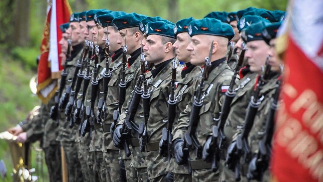 Był czas, kiedy chciano zapomnieć o tym, że dwa tysiące polskich żołnierzy jest pochowanych w Siekierkach - powiedział podczas składania kwiatów w Gozdowicach przy Pomniku Sapera minister Joachim Brudziński.
