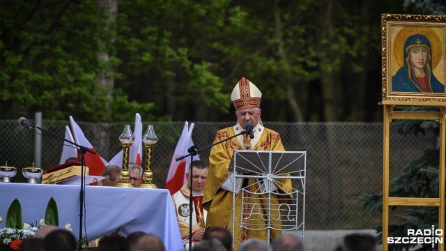 Losy II wojny światowej mogłyby się potoczyć inaczej, gdyby nie ten żywotny duch polskiego żołnierza - powiedział podczas mszy polowej na cmentarzu wojennym w Starych Łysogórkach arcybiskup Andrzej Dzięga, metropolita szczecińsko-kamieński.