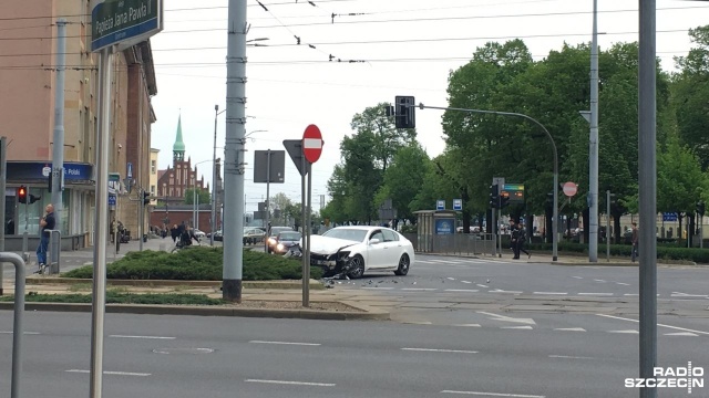 Na placu Żołnierza Polskiego w Szczecinie zderzyły się dwa samochody. Na miejsce wypadku przyjechała policja i pogotowie.