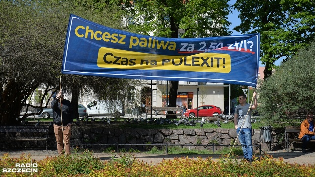 To dzięki Unii Europejskiej płacisz, aż 5 zł za litr paliwa. Transparent z takim napisem rozstawili działacze partii KORWiN na placu Grunwaldzkim w Szczecinie.