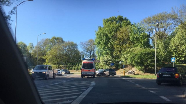 Samochód osobowy potracił motocyklistę w rejonie wiaduktu przy ulicy Wilczej w Szczecinie.