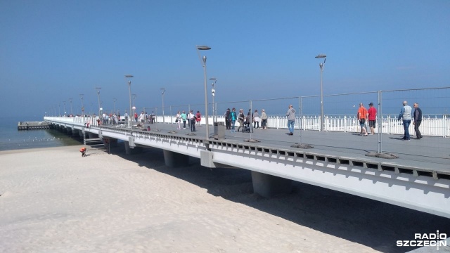 Barierki z głowicy mola zostały całkowicie wycięte, a z części pokładu zdjęto balustrady, które trafiły do malowania. Turyści pytają: czemu na majówkę