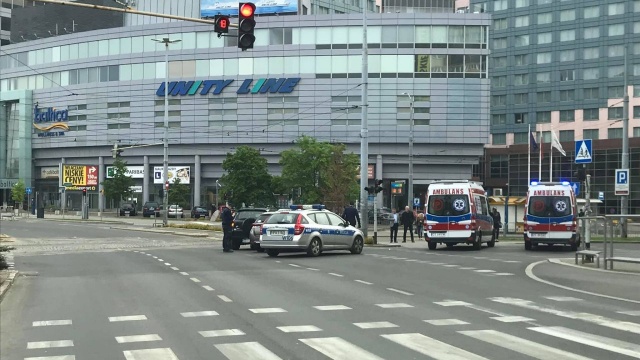 Jedna osoba poszkodowana, ale utrudnień w ruchu nie ma. Na placu Rodła w Szczecinie zderzyły się dwa samochody osobowe, na miejscu był patrol policji, pojawili się też ratownicy medyczni.