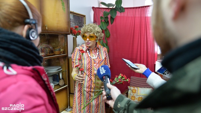 Na ścianie wisi olejodruk Jelenie na rykowisku, na środku pokoju stoi telewizor Neptun, pod nim odkurzacz jamnik, a na stoliku stary Przekrój i landrynki. To szczecińska wystawa o PRL-u.