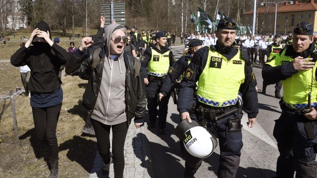 Szwedzka policja poinformowała, że zatrzymano 25 osób. To po tym, jak zamaskowani kontrmanifestanci próbowali zatrzymać pochód nazistów ulicami Kunglv na zachodzie kraju. W wyniku interwencji policji lekko rannych zostało kilka osób.