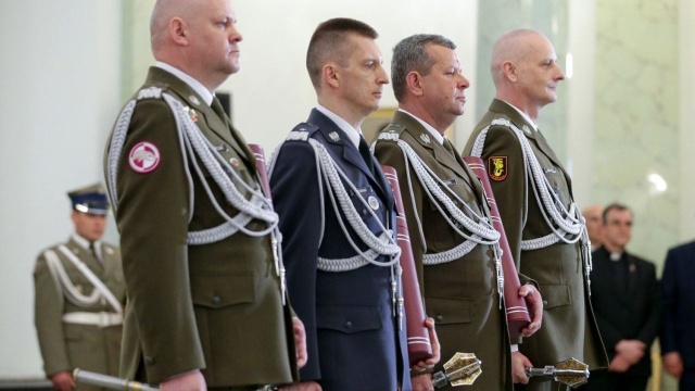 Prezydent Andrzej Duda wręczył cztery nominacje na pierwszy stopień generalski. Stopień generała brygady otrzymali: dowódca 25. Brygady Kawalerii Powietrznej płk Adam Marczak, dowódca 2. Skrzydła Lotnictwa Taktycznego płk pil. Ireneusz Nowak, szef sztabu Inspektoratu Wsparcia Sił Zbrojnych płk Zbigniew Powęska oraz dowódca 1. Brygady Pancernej płk Jan Wojno.