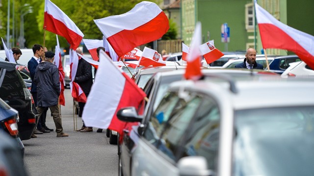Patriotyczna kolumna aut przejechała ulicami Szczecina [WIDEO, ZDJĘCIA]