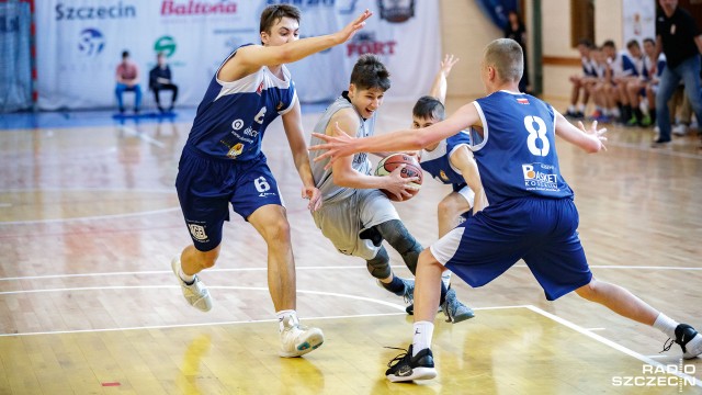 Od zwycięstwa rozpoczęli koszykarze Wilków Morskich turniej eliminacyjny do Mistrzostw Polski Kadetów. W rozgrywanym w piątek w hali przy ulicy Twardowskiego spotkaniu pokonali Basket Koszalin 62:52.