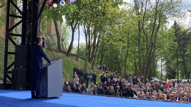 Premier Mateusz Morawiecki zapewniał podczas Pikniku Patriotycznego w Pułtusku, że Polska skutecznie zabiega o dobry dla naszego kraju budżet Unii Europejskiej. Szef rządu odniósł się w ten sposób do słów lidera Koalicji Europejskiej, Grzegorza Schetyny, który mówił w Białymstoku, że jego ugrupowanie będzie bardziej skuteczne w unijnych negocjacjach i zapewni 100 miliardów złotych więcej dla Polski.