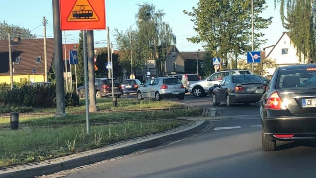 Na rondzie Gierosa na Gumieńcach przed godziną 7 doszło do kolizji. Duże korki tworzyły się już w ciągu ulicy Ku Słońcu - przede wszystkim dla jadących od strony Mierzyna.