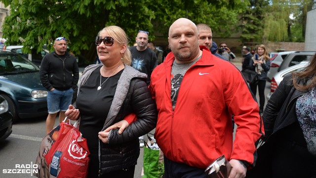 Był tłum znajomych, rodzina i plakaty z hasłami: Witaj w Domu oraz bezalkoholowy szampan - tak wyglądało powitanie na wolności Arkadiusza Kraski, który tuż po godzinie 15 opuścił areszt.
