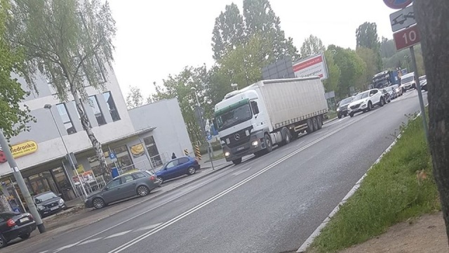 Na ulicy Ku Słońcu od Gumieniec aż do skrzyżowania z al. Piastów utrudnienia z przejazdem. Z jednego z samochodów wylał się na jezdnię olej. Trawa sprzątanie, ale trzeba uważać, bo jest ślisko.