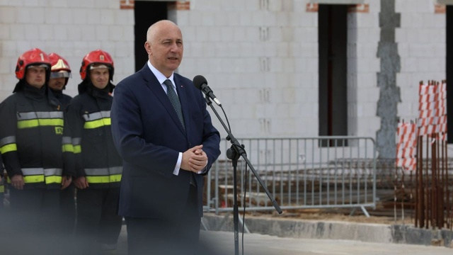 W Koszalinie wmurowano akt erekcyjny pod budowę nowej siedziby koszalińskich strażaków. W nowoczesnym budynku będzie hala garażowa, warsztat, myjnia, magazyny i pracownia dla nurków. Obok budynku powstać ma boisko i bieżnia.