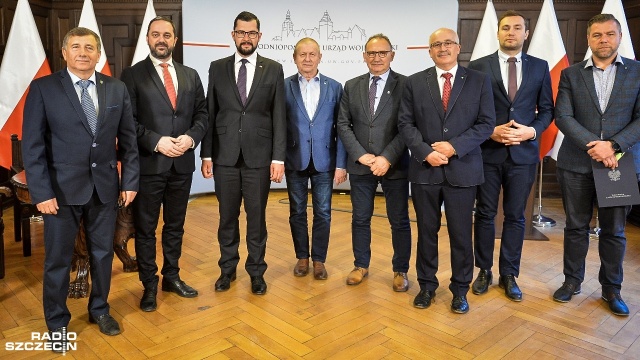 Ponad dwa miliony złotych trafiły we wtorek do 10 samorządów regionu w ramach Programu Senior . Środki te przekazane będą m.in. na poprawę jakości życia oraz na integrację społeczną środowiska osób starszych.