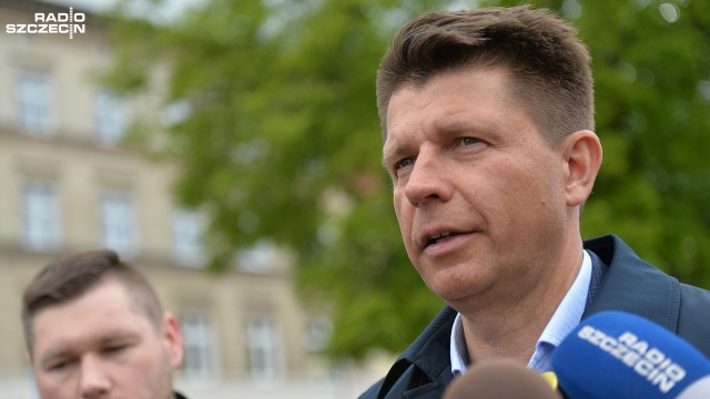 Polacy odczuwają zakaz handlu w niedzielę w ten sposób, że w sobotę tworzą się dzikie kolejki - powiedział w Szczecinie Ryszard Petru, który w ramach Inicjatywy Ustawodawczej Uwolnijmy handel zbierał podpisy pod projektem ustawy uchylającej zakaz handlu.