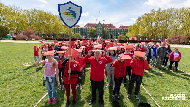 Kilkudziesięciu wolontariuszy Polskiego Czerwonego Krzyża spotkało się na szczecińskich Jasnych Błoniach. Od rana świętują tam 100-lecie działalności najstarszej polskiej organizacji humanitarnej i rocznicę urodzin założyciela działającej na całym świecie instytucji.