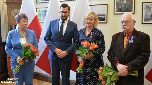Wicewojewoda Marek Subocz wręczył medale Zasłużony Kulturze Gloria Artis. Podczas uroczystości w urzędzie wojewódzkim w Szczecinie odznaczeniem Ministra Kultury i Dziedzictwa Narodowego wyróżniono trzy osoby. Srebrny medal otrzymał rzeźbiarz Stanisław Biżek.