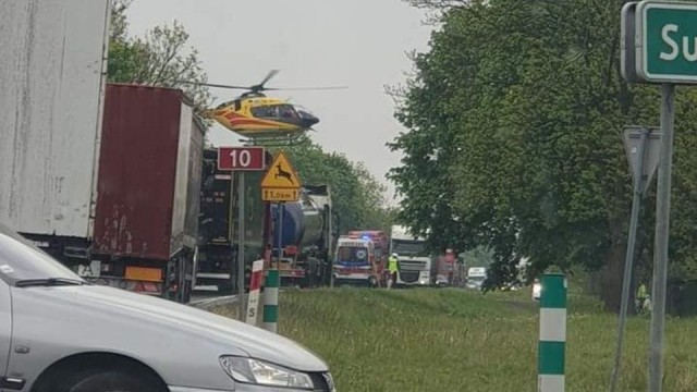 Jedna osoba nie żyje po wypadku na drodze numer 10 w miejscowości Suchanówki między Stargardem a Reczem. Auto osobowe uderzyło w drzewo.