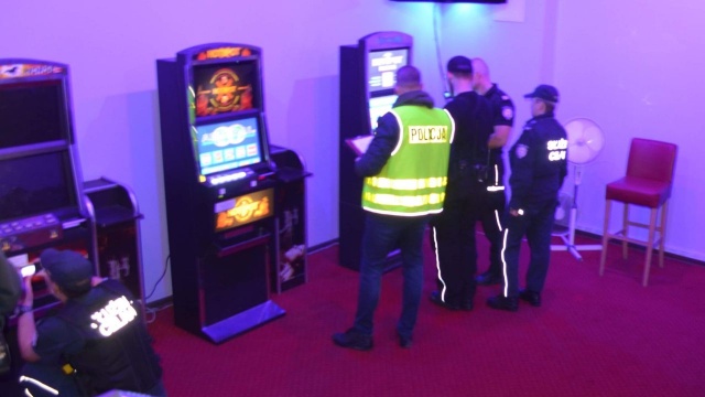 Cztery nielegalne automaty do gier hazardowych zabezpieczyli w Kołobrzegu funkcjonariusze Urzędu Celno-Skarbowego wraz z miejscową policją.