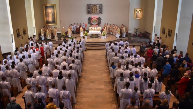 160 ministrantów z całej Archidiecezji Szczecińsko-Kamieńskiej zostało w sobotę promowanych na lektorów i ceremoniarzy. Mszy św. w kościele seminaryjnym w Szczecinie o 10 przewodniczył abp Andrzej Dzięga, metropolita szczecińsko-kamieński.