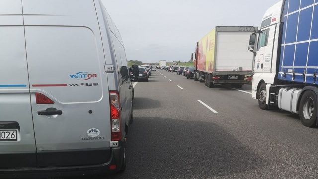 Jeden mężczyzna nie żyje, drugi ciężko ranny śmigłowcem został przetransportowany do szpitala. To skutki tragicznego wypadku do którego doszło w pobliżu drogi ekspresowej S3 na wysokości Renic.