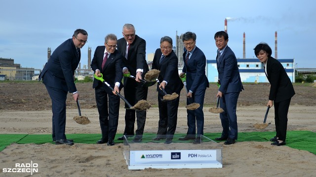 Pierwszy w Polsce kompleks petrochemiczny produkujący polipropylen powstanie w Policach. Wybuduje go na terenach należących do Grupy Azoty południowo-koreański koncern Hyundai Engineering. Kontrakt opiewający na 1 miliard euro podpisany zostanie w sobotę w Policach.