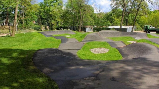 Można już korzystać z pierwszego w Szczecinie pumptracka. To specjalny tor przeznaczony do rowerowych akrobacji ale można też na nim jeździć na deskorolkach, rolkach i hulajnogach.