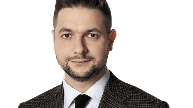 Wiceminister sprawiedliwości Patryk Jaki powiedział, że w przypadku osób, które pełnią zawód zaufania publicznego powinna być radykalna reakcja na przypadki pedofilii.