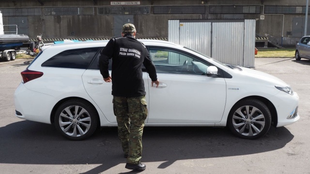 Dwie hybrydowe Toyoty Auris trafiły w ręce funkcjonariuszy Krajowej Administracji Skarbowej i Straży Granicznej zaraz po zjeździe z promu. Wartość aut to 180 tys. złotych.