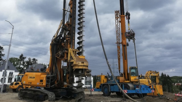 Roboty drogowe przy budowie Węzła Łękno w Szczecinie idą pełną parą: wykonawca zdjął pierwszą warstwę ziemi pod jedną z przyszłych łącznic węzła. Układany jest tam również nasyp na trasie kolejnego odcinka trasy średnicowej. Połączy ona ulicę Wszystkich Świętych z aleją Wojska Polskiego.